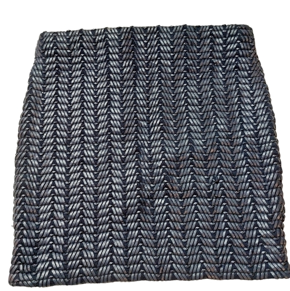 GUESS LADIES BASKETWEAVE FAUX LEATHER MINI SKIRT- L - Picture 2 of 5
